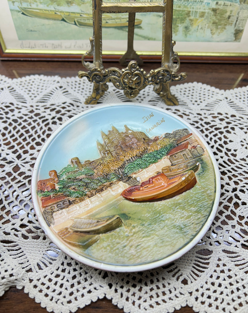 Vintage souvenir decorative wall plate features a 3D molded scene of the "Islas Canarias" 7”
