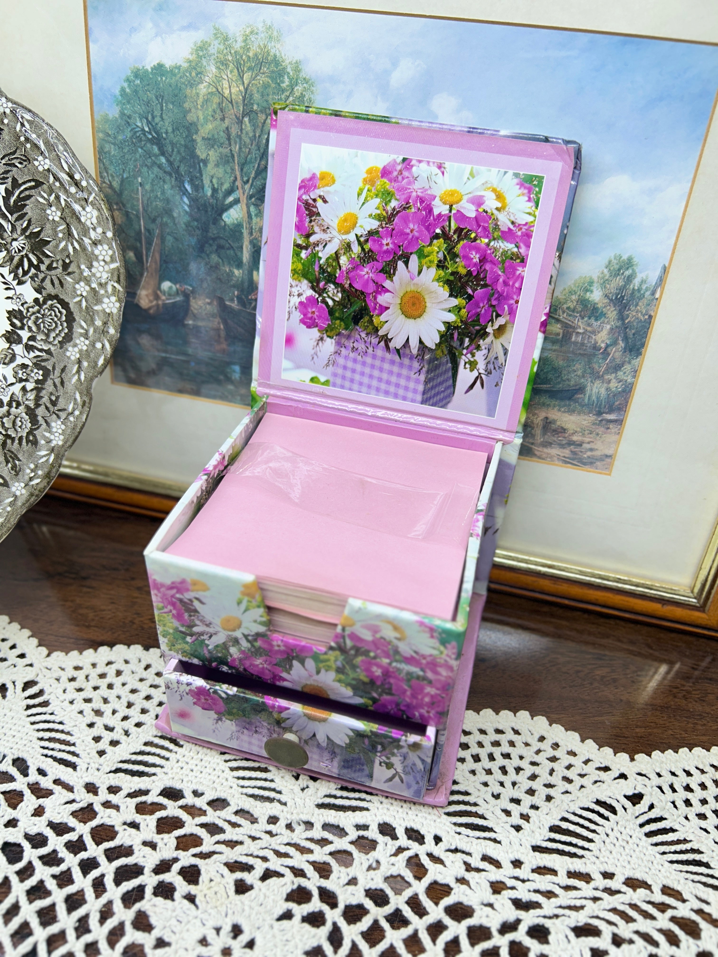 Floral printed table organiser featuring a vibrant daises pattern