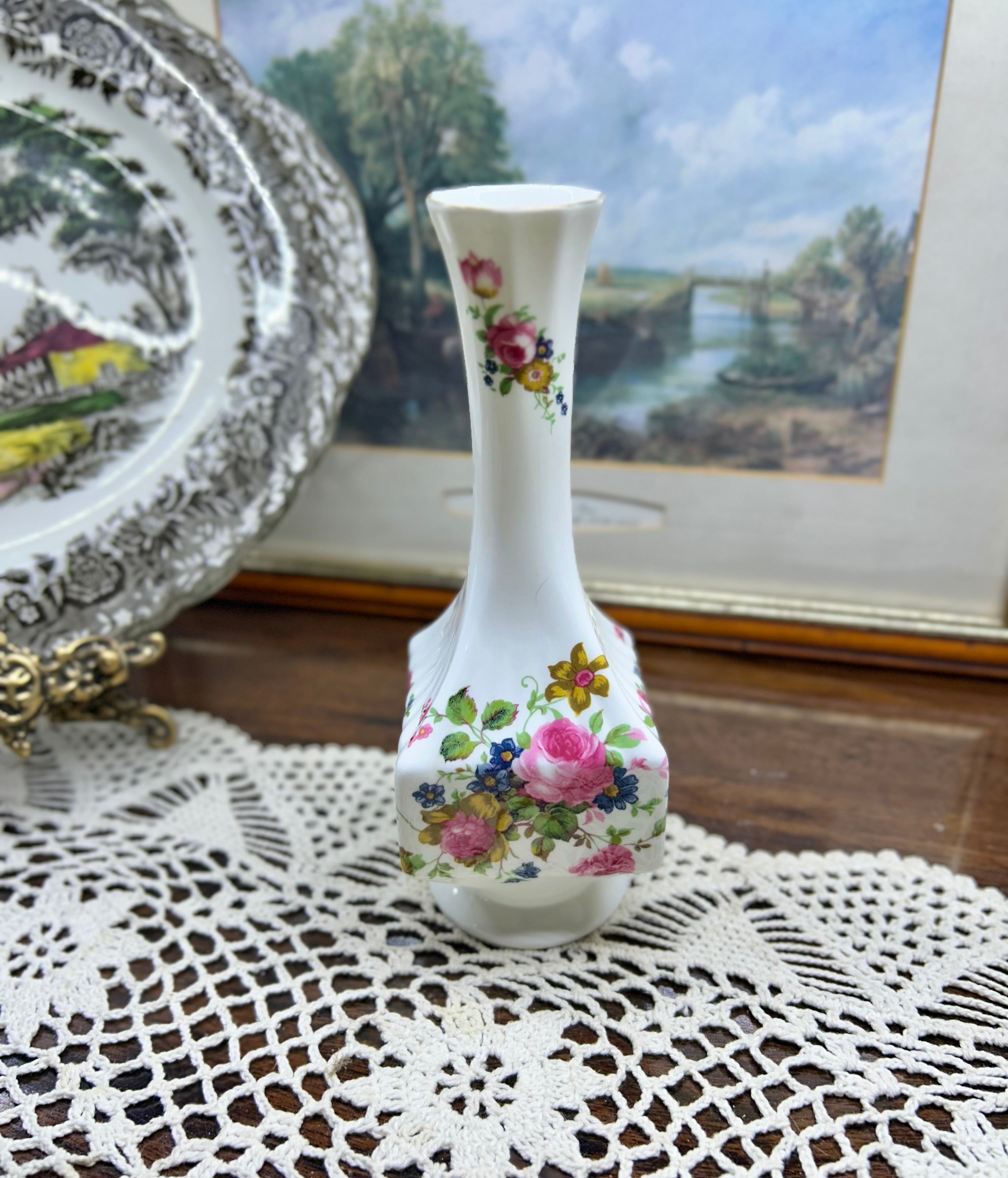 Vantage crown Staffordshire floral rose pattern lidded patterned vase — 7”
