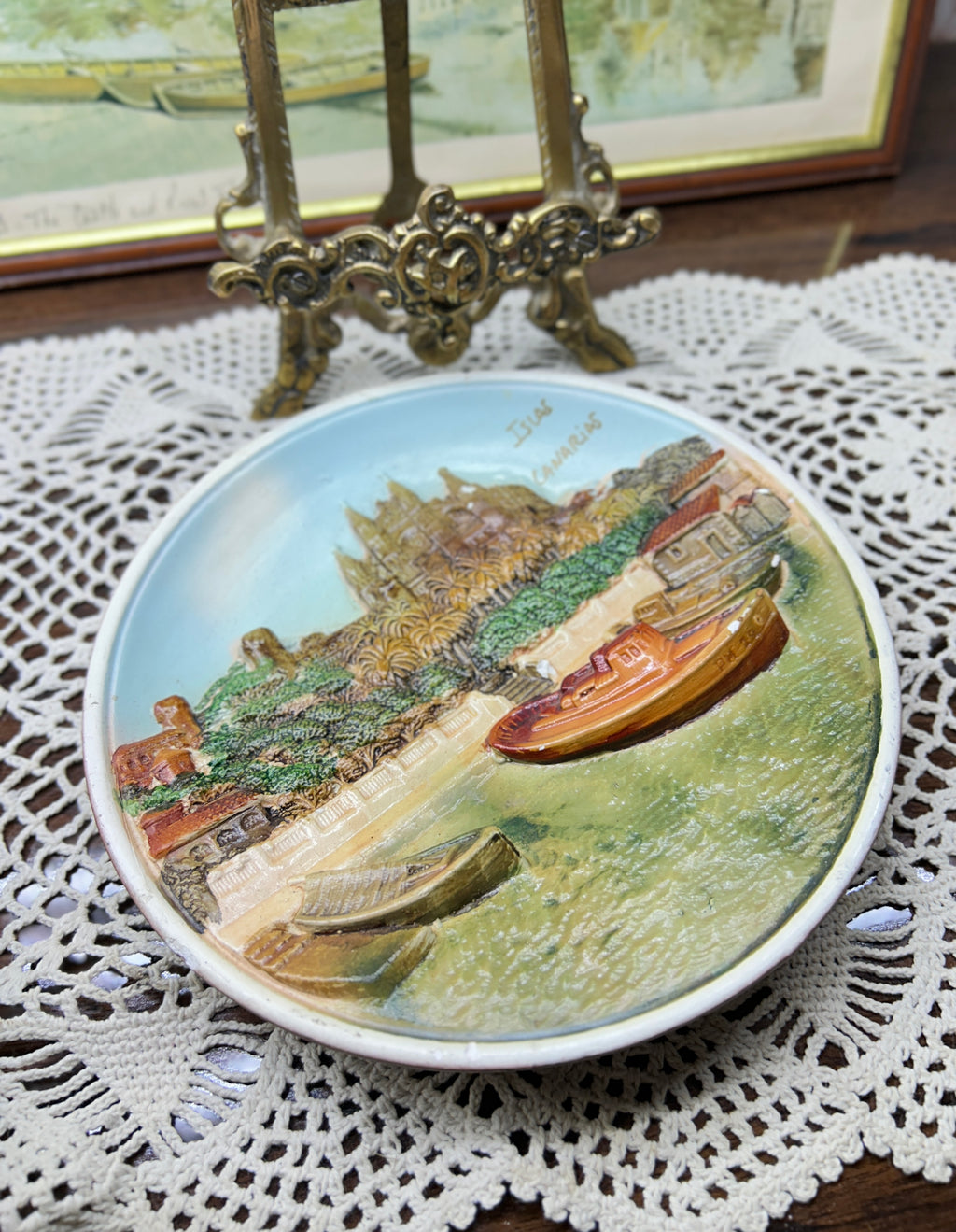 Vintage souvenir decorative wall plate features a 3D molded scene of the "Islas Canarias" 7”