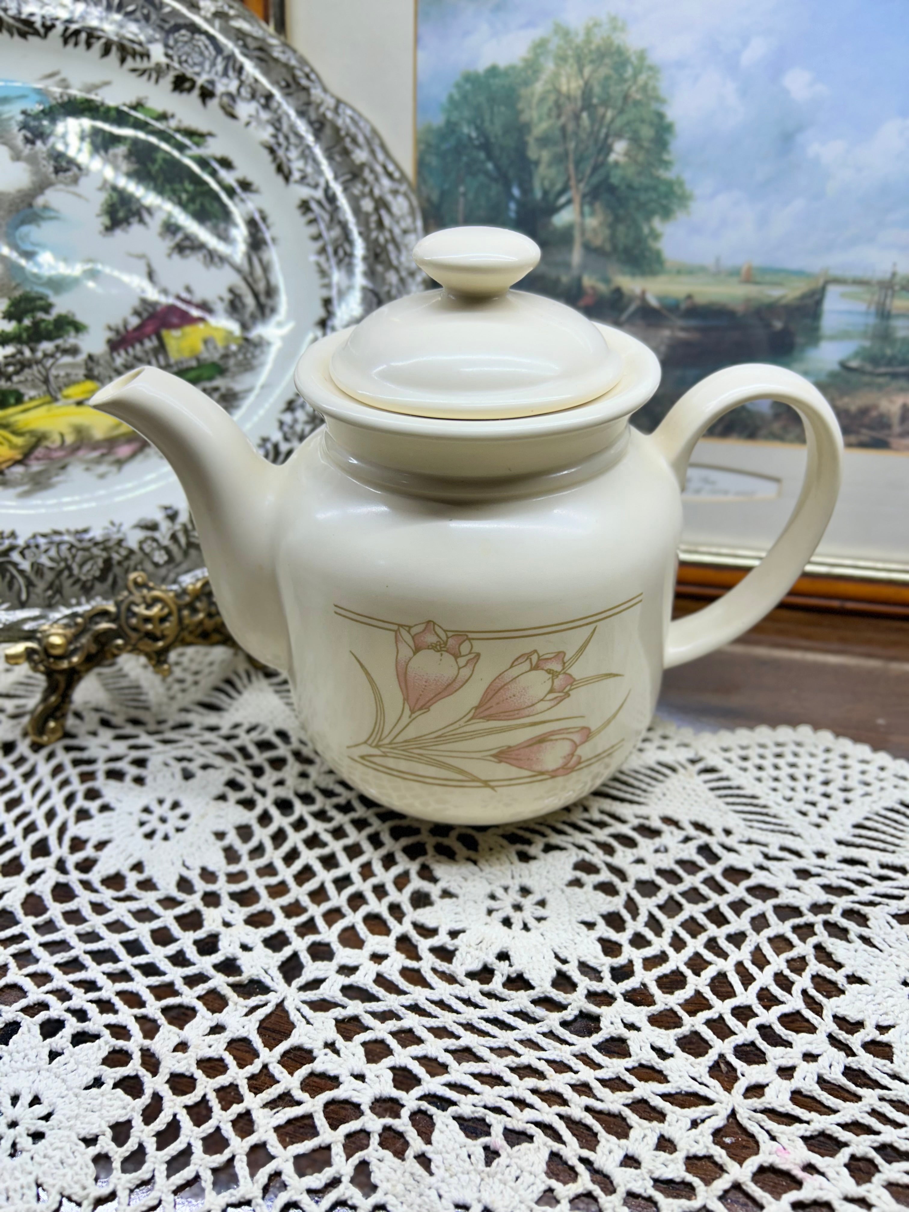 Vintage Biltons “Spring bouquet” teapot — Stoneware